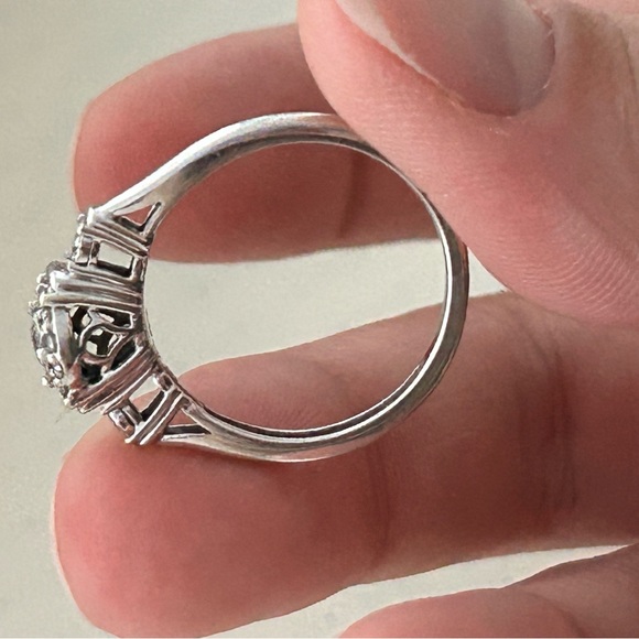 Stunning 0.25 CT Diamond Engagement Ring 10K White Gold - Picture 5 of 6